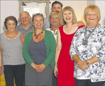  ??  ?? Harpers cafe is now holding Monday meet-ups for people in need of a friendly chat. Pictured Wendy Pfeiffer (second from right) with the owners of Harpers and supporters