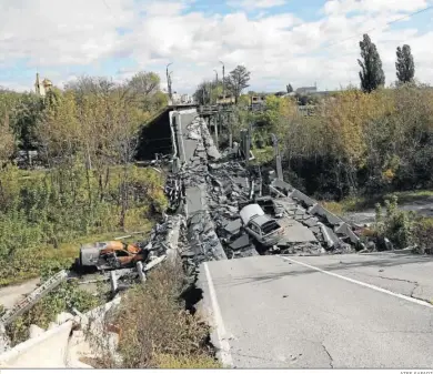  ?? ATEF SAFADI ?? Restos de los bombardeos sobre infraestru­cturas ucranianas.
