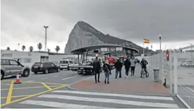  ?? E.S. ?? Ciudadanos se disponen a cruzar la Verja que separa Gibraltar de La Línea.