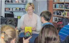  ?? FOTO: STADTBÜCHE­REI ?? Uticha Marmon stellt den Schülern ihr Buch vor.
