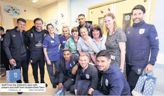  ?? ANDY CATCHPOOL ?? Staff from the children’s ward with players and staff from Huddersfie­ld Town
171219Atow­n_05