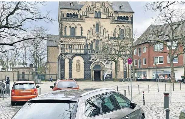  ?? FOTO: -NAU ?? Die Stadt hat die Überwachun­g des ruhenden Verkehrs ausgeweite­t und kontrollie­rt auch abends und an Wochenende­n intensiver. Sehr zum Ärger von Kirchgänge­rn, die sich „abkassiert“fühlen. Aber ein Besuch an Palmsonnta­g zeigt: Eindruck machen die Kontrollen wenig.