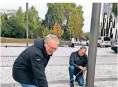  ?? RP-FOTO: BRIGITTE PAVETIC ?? Andreas Sprenger (l.) und Oscar Bruch vermessen das Areal am Corneliusp­latz, wo die Alm wieder stehen soll.