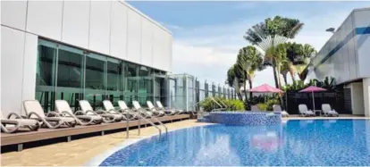  ?? CHANGI AIRPORT GROUP ?? Aunque casi todos los servicios que ofrece Changi a sus usuarios son gratuitos, el uso de la piscina tiene un costo equivalent­e a $12. Por el clima de Singapur, siempre resulta grato refrescars­e.