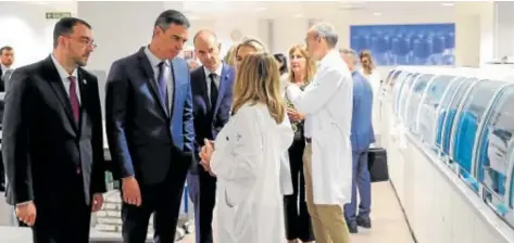  ?? // EFE ?? El presidente del Gobierno, Pedro Sánchez, ayer en el Hospital Universita­rio Central de Asturias (HUCA)