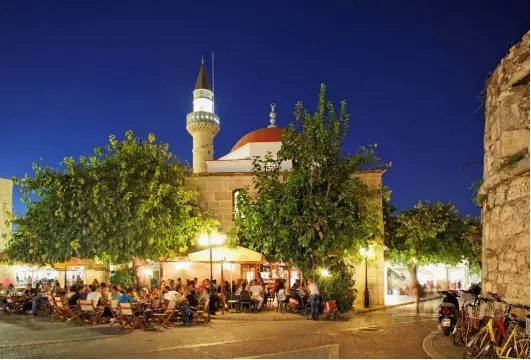  ??  ?? Bars and cafes on Eleftheria­s square in Kos town