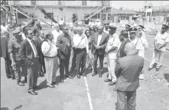  ?? (Ministry of the Presidency photo) ?? President David Granger makes a point to members of the security forces and his Cabinet, which included Prime Minister Moses Nagamootoo.