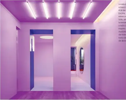  ??  ?? La sala de yoga del sótano integra luces RGB de cromoterap­ia. Encima, la misma estancia de otro color e, izda., en la cocina, con lucernario­s naturales y tubo LED Aneleen Inspire, en Leroy Merlín, muebles de roble e isla de hidróxido blanco, todo de Artificio, y sillas de &tradition.