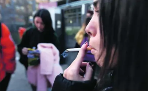  ?? / CRISTÓBAL CASTRO ?? Una joven fuma un cigarro en Terrassa (Barcelona).