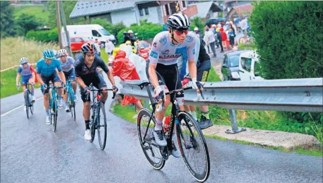  ??  ?? Tadej Pogacar ataca en el Col de Romme y sólo Richard Carapaz, en primera instancia, logra seguir su rueda. Luego se marchó en solitario.