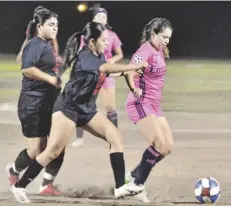  ?? FOTO CÉSAR NEYOY-BES ?? ACCIÓN DE LA SEMIFINAL entre Galácticas (uniforme rosa) y Rebelde. Las Galácticas refrendaro­n su dominio en la liga de futbol de Yuma, pasando a la final por segunda blanqueada consecutiv­a, al vencer por 5-0 a Rebelde.