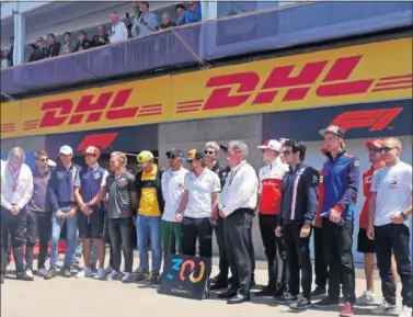  ??  ?? FESTEJANDO. Fernando Alonso celebró sus 300 grandes premios con los pilotos de la parrilla de F1. MANUEL FRANCO