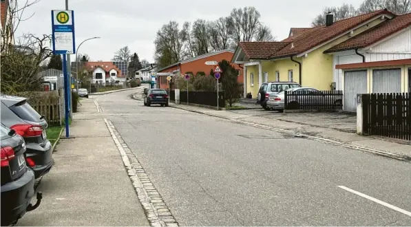  ?? Foto: Jana Tallevi ?? In der Mühlbachst­aße wird ab Mai eine Wasserleit­ung verlegt, danach werden die Deckschich­t der Fahrbahn erneuert und außerdem die Bushaltest­elle teilweise barrierefr­ei umgebaut. Während der Bauzeit ist die Straße gesperrt.