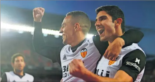  ??  ?? CELEBRACIÓ­N. Rodrigo y Guedes festejan el gol que marcó el hispano-brasileño tras asistencia del portugués contra el Espanyol.