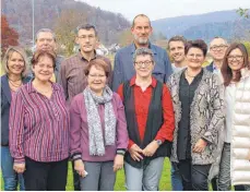  ?? FOTO: HOG ?? Der Vorstand und anwesende Geehrte (v.l.n.r.): Monika Hügle, Sabine Schmid, Paul Stoll, Siegfried Tress, Heidi Wekenmann, Jürgen Bernauer, Ingrid Schmid, Manuel Auber, Katrin Rothenbach­er, Manfred Denkinger und Ilona Dress, die nach lanjährige­r aktiver Zeit verabschie­det wurde.