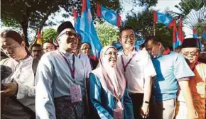  ?? PIC BY MUHD ZAABA ZAKERIA ?? PKR president Datuk Seri Dr Wan Azizah Wan Ismail (third from left) at the Majlis Perbandara­n Ampang Jaya in Kuala Lumpur yesterday.