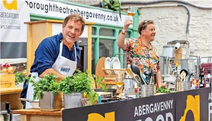  ?? ?? GRUB’S UP: TV chef Matt Tebbutt, left, and MoS drinks columnist Olly Smith at the 2021 Abergavenn­y festival