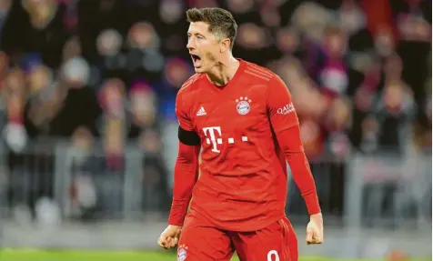  ?? Foto: Witters ?? Er trifft und trifft und trifft: Robert Lewandowsk­i erzielte gegen Paderborn zwei Tore und sicherte dem FC Bayern damit drei Punkte.