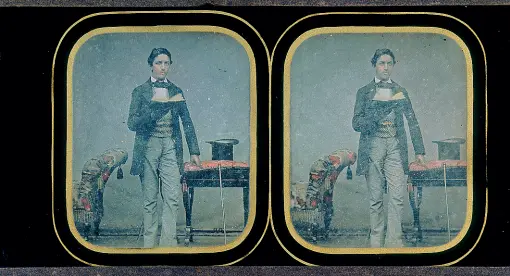  ??  ?? Alessandro Duroni «Ritratto di giovane con libro in mano», dagherroti­po stereoscop­ico 1850-1855 circa