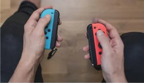  ?? FOTO GETTY IMAGES ?? De Joy-Cons, de spelcontro­llers die los te koppelen zijn van de Nintendo Switch, zouden volgens de consumente­norganisat­ie te snel kapot gaan.