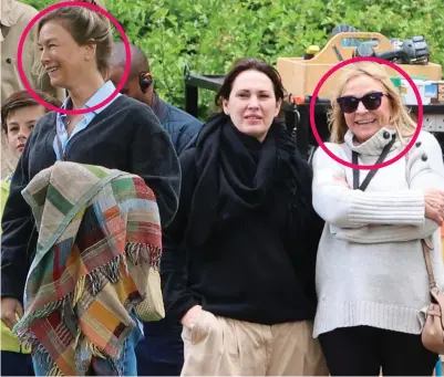  ?? ?? Proud moment: Author Helen Fielding, right, on set with a friend, and Renee Zellweger, left