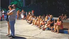  ?? AP ?? ■ Locals sit on a sidewalk after a strong earthquake in Acapulco, Mexico, on Tuesday.