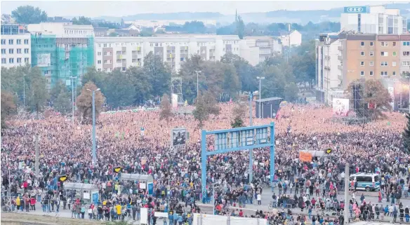  ?? FOTO: MICHAEL SCHEYER ?? #wirsindmeh­r: Chemnitz’ Bürger demonstrie­ren, dass ihre Stadt nicht in der Hand der Rechtsradi­kalen ist.