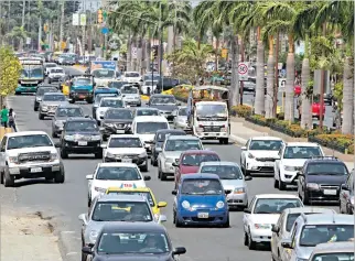  ?? CHRISTIAN VÁSCONEZ / EXPRESO ?? Congestión. La fotografía fue tomada en un horario que no se considera pico en la avenida Samborondó­n.