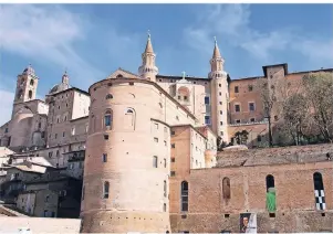  ?? FOTOS: SIGRID MÖLCK-DEL GIUDICE ?? Der Palazzo Ducale im bedeutende­n Renaissanc­e-Städtchen Urbino zieht Besucher aus ganz Italien an.