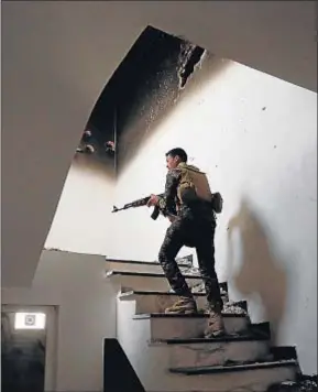  ?? KHALID MOHAMMED / AP ?? Un soldado iraquí inspeccion­a un edificio en Tikrit