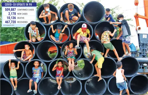  ??  ?? PLAYTIME – Children take to stocked plastic pipelines as they play at the Baseco Compound in Manila on Friday, January 22, when the Inter-Agency Task Force for the Management of Emerging Infectious Diseases eased the age restrictio­ns in areas under Modified General Community Quarantine (MGCQ), allowing children aged 10 to go out beginning February 1. (Ali Vicoy)