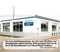  ?? Foto: Annabell Fiebiger ?? Das neue Ausbildung­szentrum, das sich rund 200 Meter vom Hauptgebäu­de entfernt befindet, bietet genügend Platz für die bis zu 48 Auszubilde­nden von Federal-Mogul Friedberg.