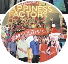  ?? ?? LAS Piñas Police Chief Col. Jaime Santos,Gus Tambunting and Steven Tan,president and Head Malls,SM Prime Holdings Inc.launch the Christmas Factory at the SM South Mall Las Piñas City.