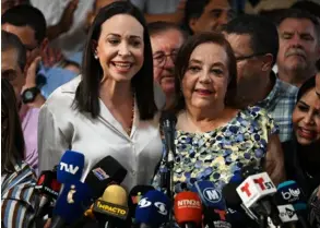  ?? AFP ?? María Corina Machado (izq.) presentó a su reemplazo para las elecciones, Corina Yoris, durante una conferenci­a de prensa.