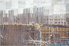  ?? ZACHARIAS ABUBEKER, AFP/GETTY IMAGES ?? Workers stand on scaffoldin­g during the constructi­on of the Grand Renaissanc­e Dam near the Sudanese-Ethiopian border in 2015.