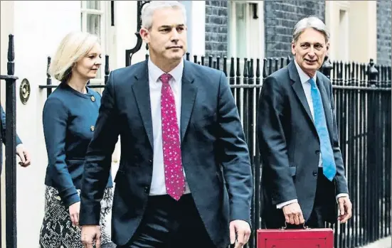  ?? JACK TAYLOR / GETTY ?? Steve Barclay (centro), nuevo ministro del Brexit, junto al canciller del Exchequer, Philip Hammond