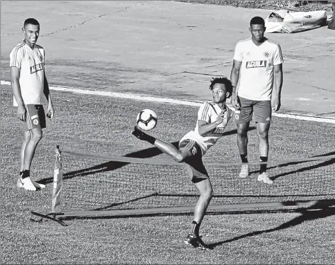  ?? Twitter:@selecciónc­olombia ?? •
Juan Guillermo Cuadrado (centro), en un entrenamie­nto de Colombia, antes de un partido del premundial.