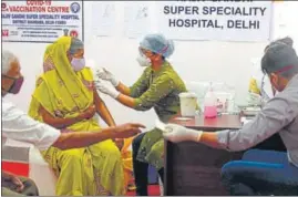  ?? RAJ K RAJ/HT PHOTO ?? A health worker administer­ing Covid vaccine at a hospital in New Delhi on Friday.