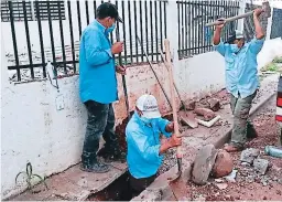  ?? FOTO: CORTESÍA SANAA ?? Las cuadrillas del SANAA se encargan de realizar los trabajos de reparación de tuberías y alcantaril­lado sanitario.