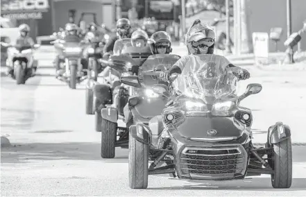  ?? WILLIE J. ALLEN JR./ORLANDO SENTINEL ?? About 300 female motorcycli­sts participat­ed in the eighth and final Bessie Stringfiel­d All Female Ride.