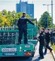  ??  ?? Am Sonntagvor­mittag baute die Polizei erste Absperrung­en ab.