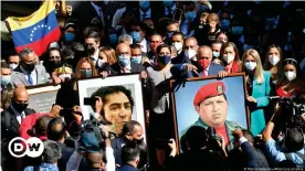  ??  ?? Incoming MPs carried images of late Venezuelan President Hugo Chavez and independen­ce hero Simon Bolivar as they entered the National Assembly