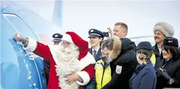  ?? BILD: TUI AG ?? Ständig neue Ideen im Tourismus: TUI ließ am Montag im finnischen Kittilä eine neue Boeing 737 MAX 8 vom Weihnachts­mann taufen.