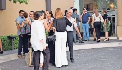  ??  ?? Familiares y amigos despiden sus restos hoy, en misa de la capilla del Mausoleo