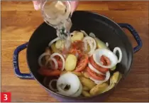  ??  ?? 3 Dans une cocotte, faites suer (mais sans coloration) à l’huile les oignons, ajoutez les rondelles de pommes de terre puis les tomates, salez et poivrez. Versez le fumé de poisson et laissez mijoter le tout 5 minutes. Le bouillon