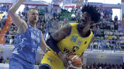  ??  ?? Centro Henry Sims, 28 anni, l’anno scorso con la maglia di Cremona