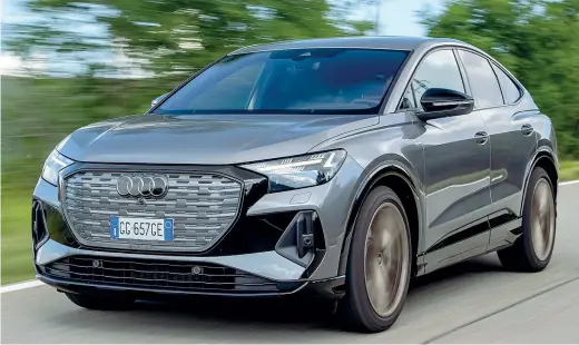  ?? ?? Audi Q4 Sportback e-tron Appena lanciata, è la versione coupé della full electric Q4 e-tron. Lunga 459 cm, larga 187 e alta 161,, viene proposta nelle versioni 35 (170 cv), 40 (204 cv) e 50 (299 cv e trazione integrale quattro). Da 47.750 euro