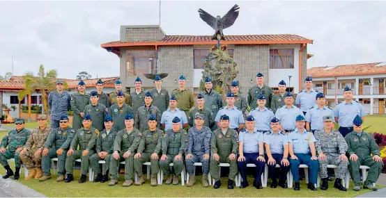  ?? FOTOS DONALDO ZULUAGA ?? En la base aérea de Rionegro se realizaron varias charlas del Sicofaa. Muchos de los integrante­s de otras fuerzas aéreas consultaro­n sobre el manejo de los Black Hawk.