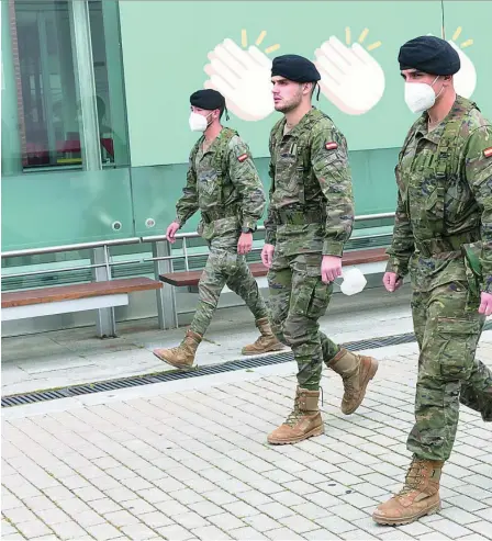  ?? LUIS DÍAZ ?? Militares recorren las calles de Madrid durante el estado de alarma