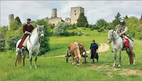  ??  ?? Ritter hoch zu Ross: Vor der Brandenbur­g bei Lauchröden stellen Mitglieder der Mittelalte­r-gruppe „Die Freidigen“historisch­e Schlachten nach. Nun bereiten sie einen mehrtägige­n Ritt vor, wie ihn Ritter und ihre Gefolge erlebt haben könnten. Foto: Die...